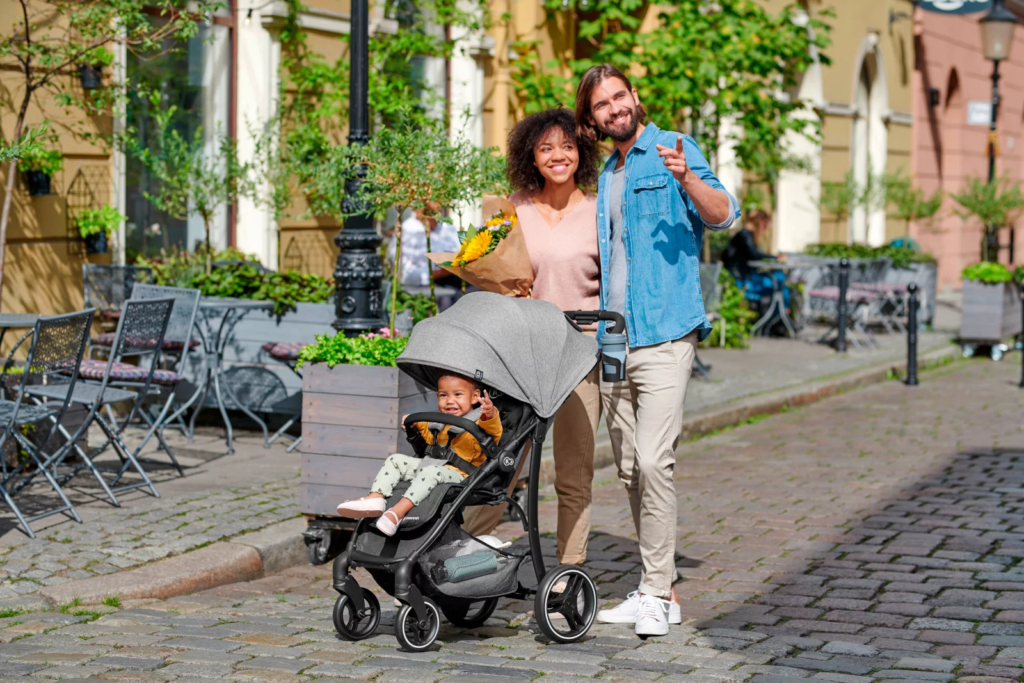 silla de paseo ligera kinderkraft con familia y bebé 